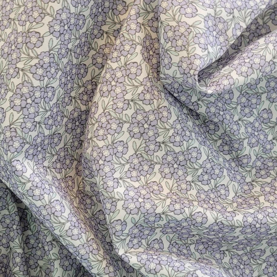 Popelín de algodón estampado flores pequeñas infantil 1 – [Lila/crudo]