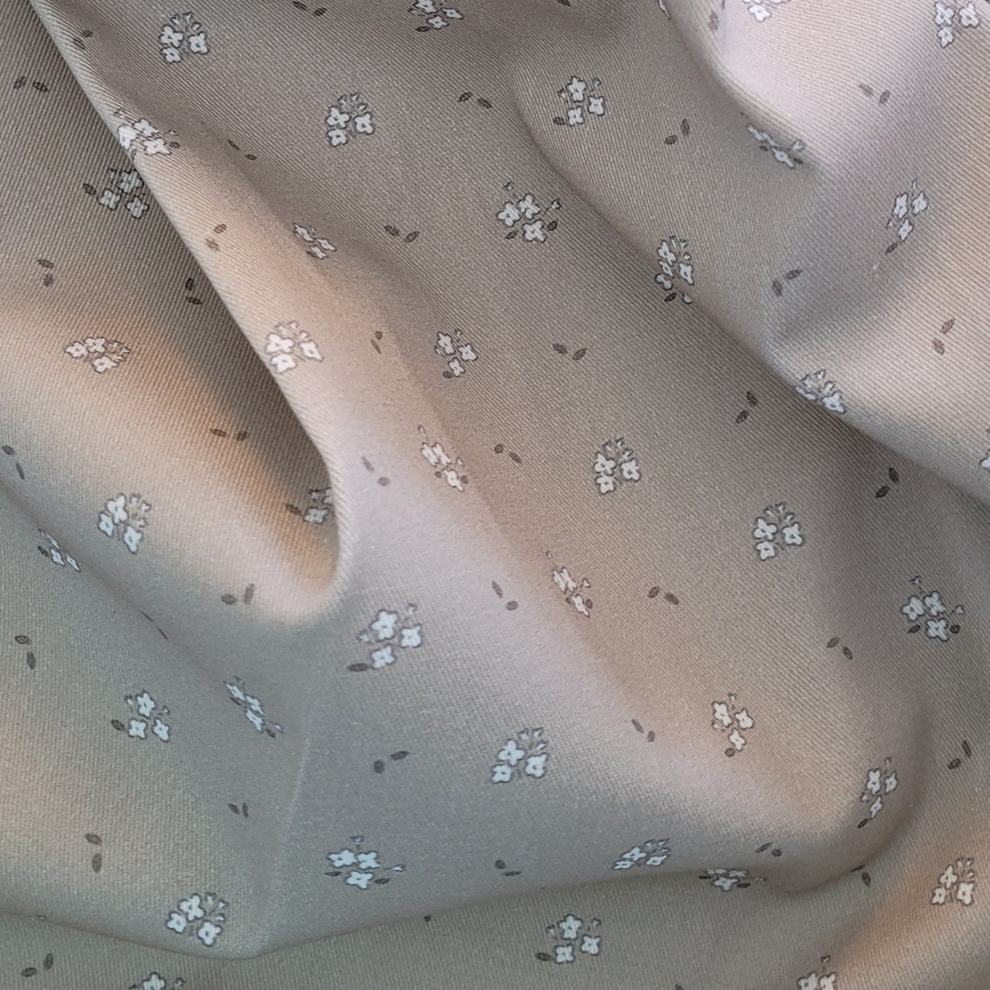 Sarga de Algodón 100% Estampada Floral Crudo Fondo Beige – 200 gsm