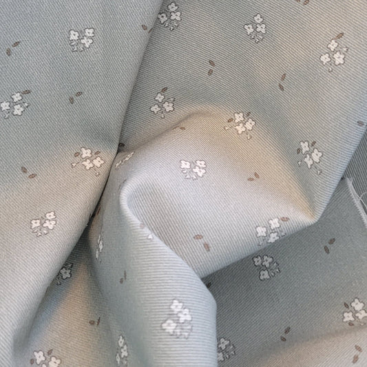 Sarga de Algodón 100% Estampada Floral Crudo Fondo Verde – 200 gsm
