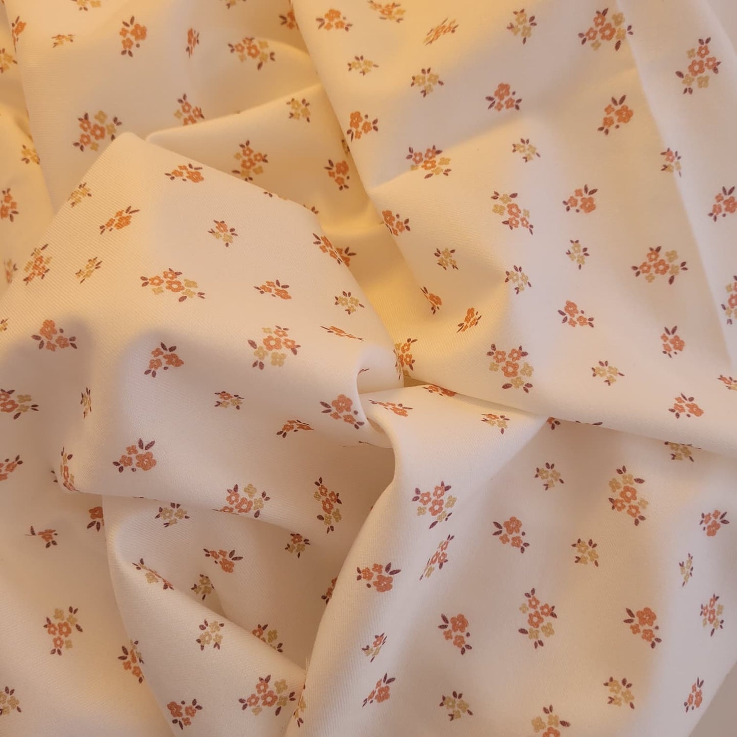 Viella Viscosa/Algodón Estampada Florecitas Naranjas y Amarillas sobre Fondo Crudo 2