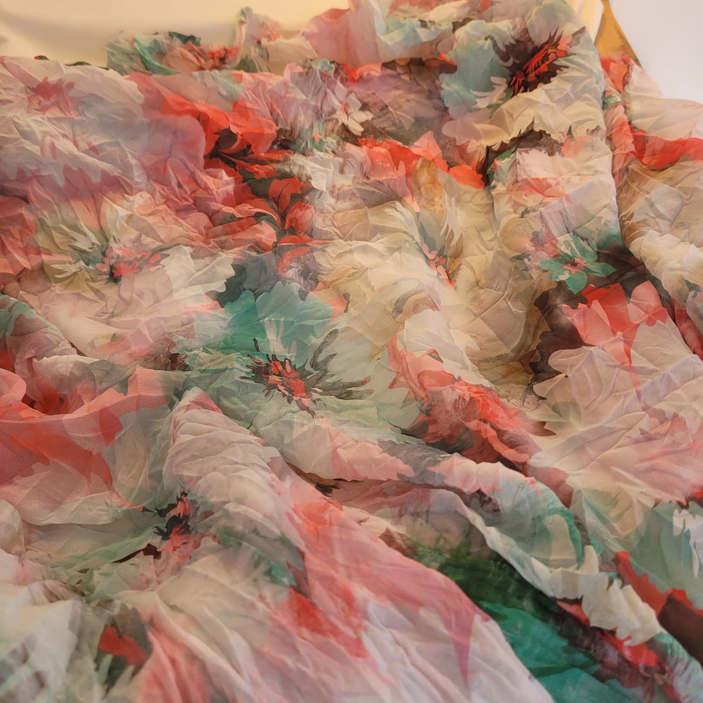 Retal gasa chiffon floral crinkle – Color Rojo/verde 1 metro x 1.5 m (ancho)