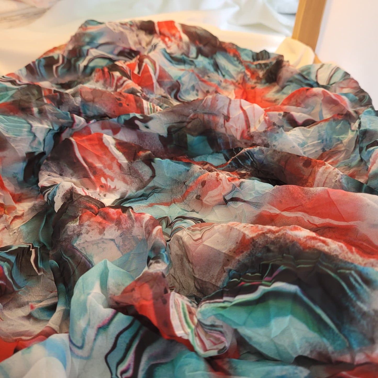 Retal gasa chiffon floral crinkle – Color rojo 1 metro x 1.5 m (ancho)