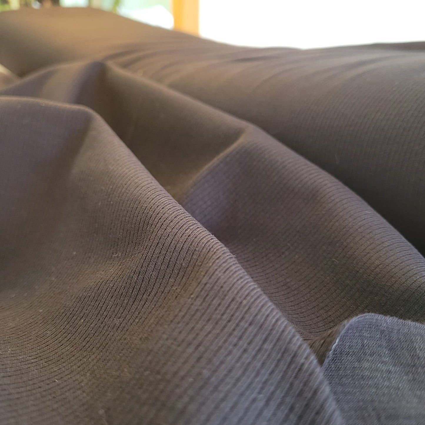 Rib jersey (canalé) 240 GSM – Punto elástico de algodón con elastán color Negro