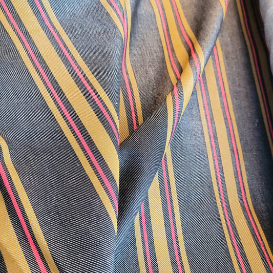 Tejido de rayas ocre y rojo sobre gris oscuro – base twill | Edición limitada