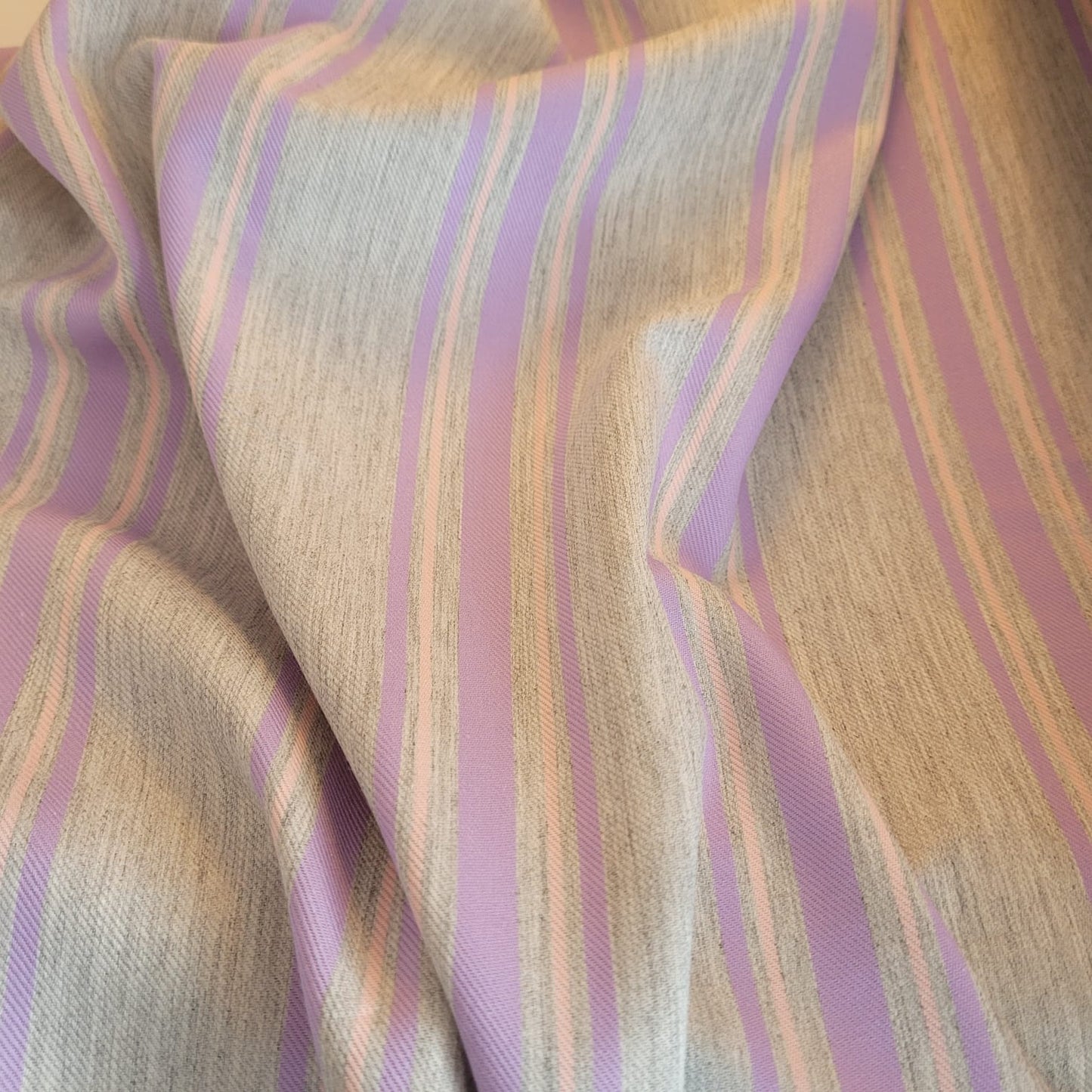 Tejido de rayas malva y rosa sobre gris claro – base twill | Edición limitada