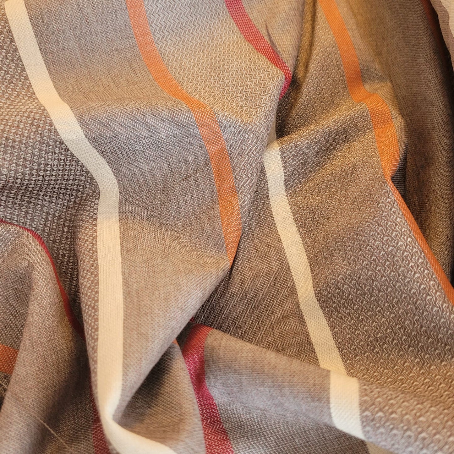 Tejido de rayas naranja y rojo sobre gris – base rombo | Edición limitada